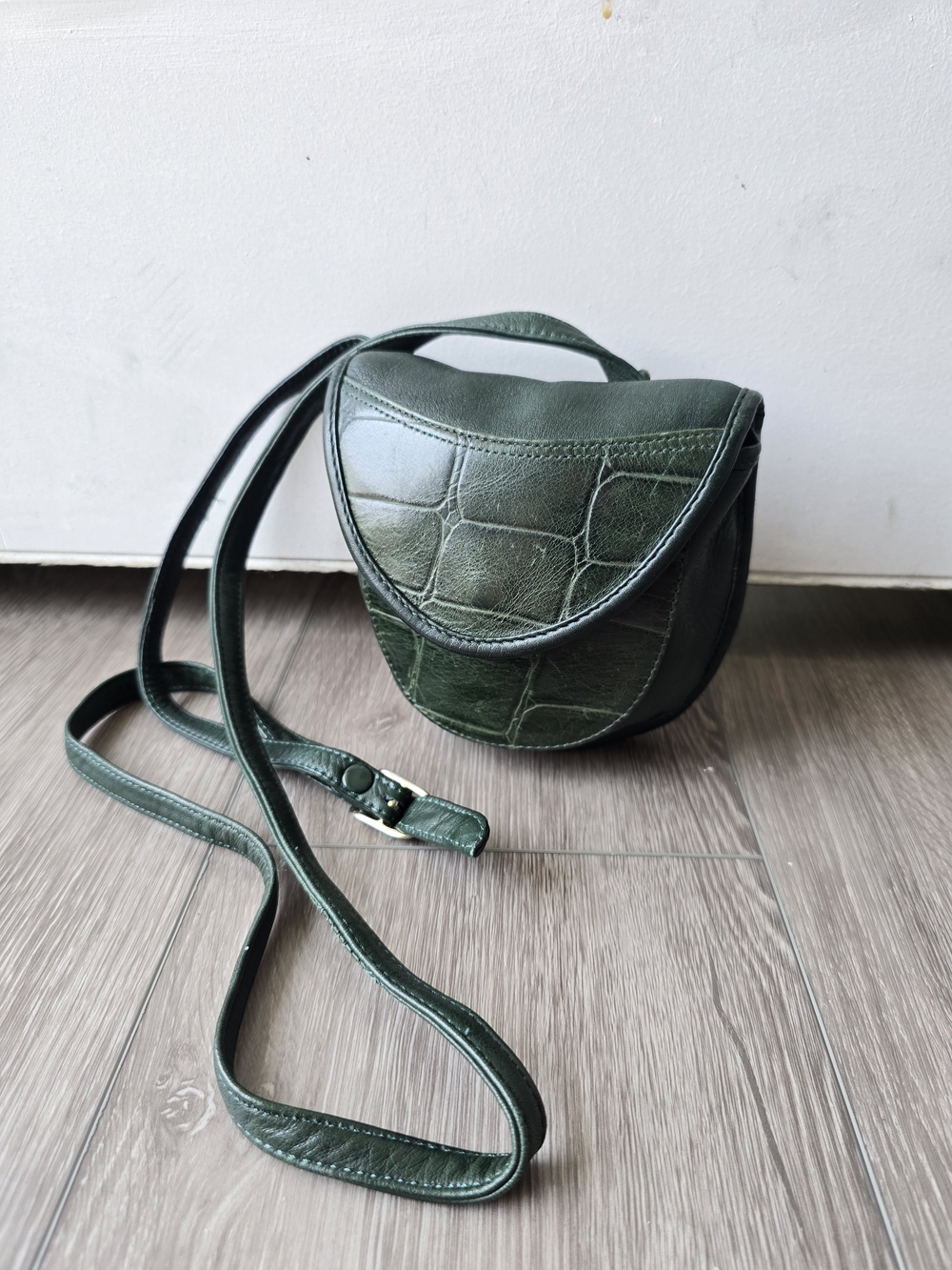 Vintage 90s Green Leather Croc Embossed Mini Saddle Bag Crossbody Charter Club